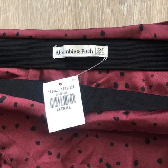NWT Abercrombie & Fitch Mini Skirt Maroon with Black Spots Double Lined Size XXS - Picture 3 of 4